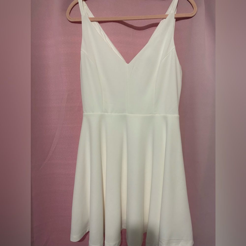 Elegant White Sleeveless Dress